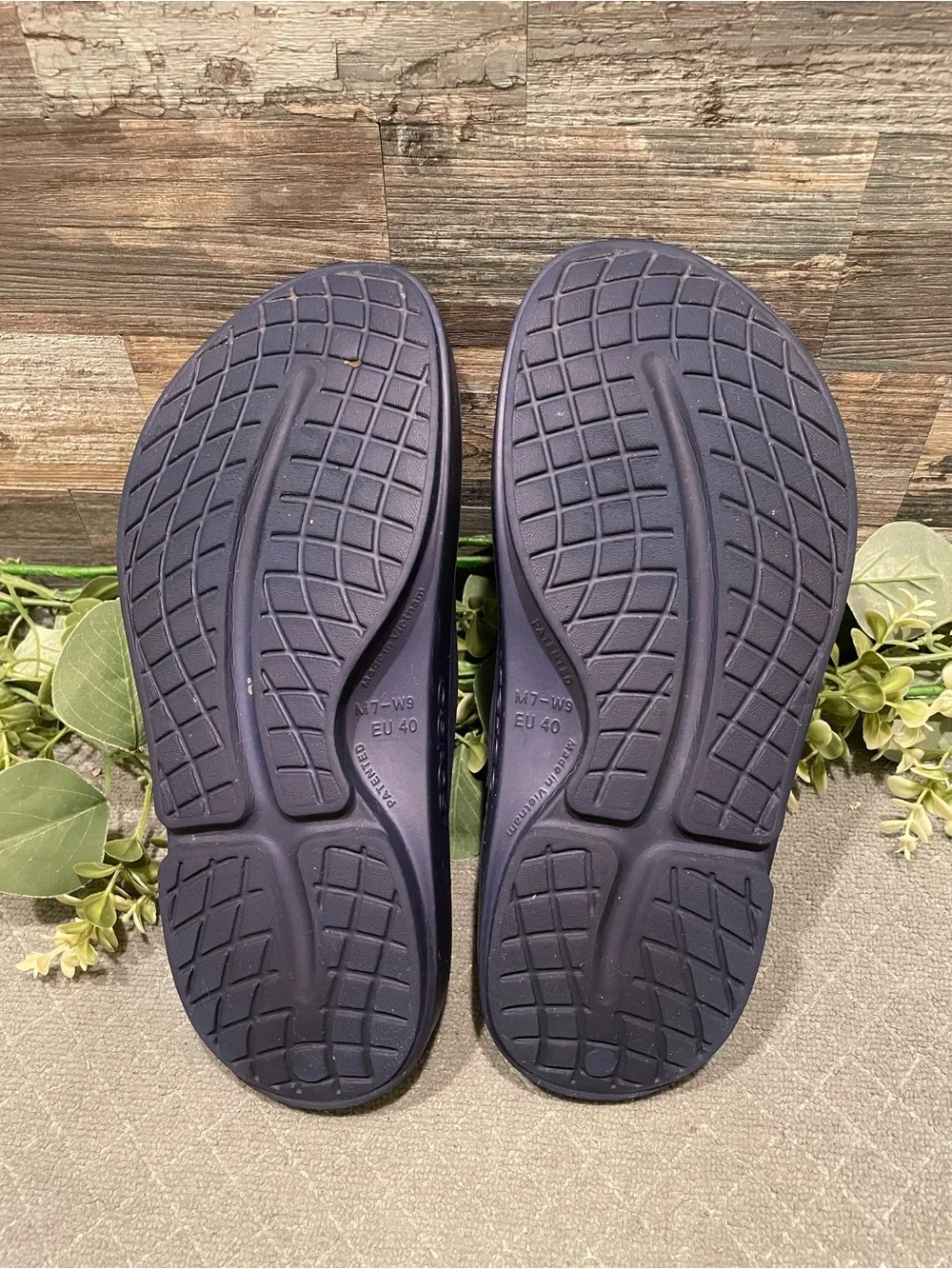 OOFOS OOahh Recovery Slides Size 9 Women's